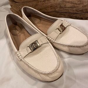 Giani Bernini Women's Dailyn Slip On Cream Leather Loafers size 6.5